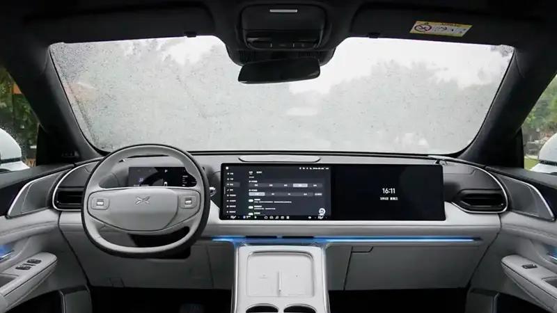 标配双腔空悬，新款小鹏G9上市，25万预算还看特斯拉么？