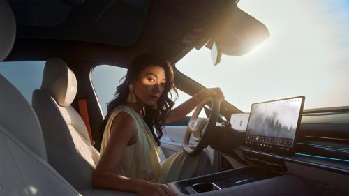 年轻人选新能源轿车不用愁！东风奕派 eπ007 颜值实力双在线，适配年轻生活