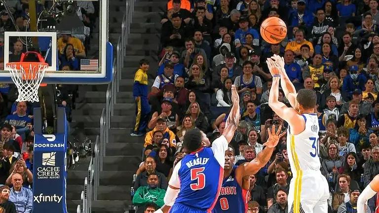 勇士主场险胜活塞，库里里程碑助力​