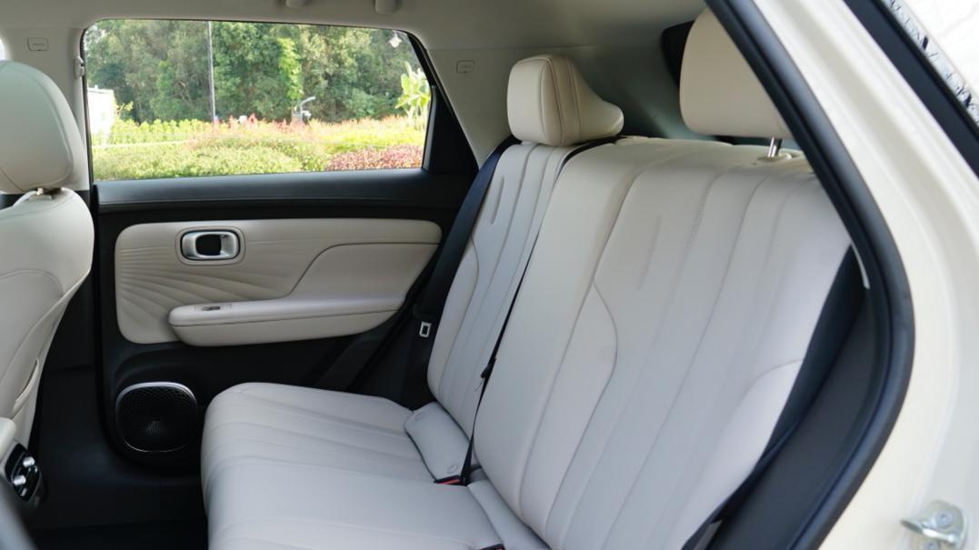 座舱尾厢都够大 主被动都更安全 埃安UT上市实拍简评