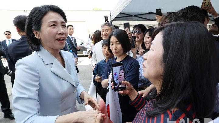 韩国新第一夫人G7之行完美收官！挽着李在明回国，穿浅蓝裙太美了