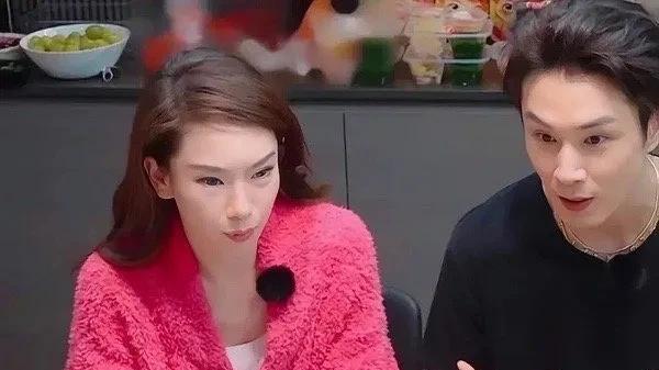 戚薇眼部皮肤紧致引关注



戚薇这脸，看得我一愣一愣的！这眼角是要飞到天上去了
