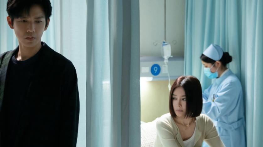 51岁的钟汉良和46岁的秦岚演“中年偶像剧”，却让小配角出圈