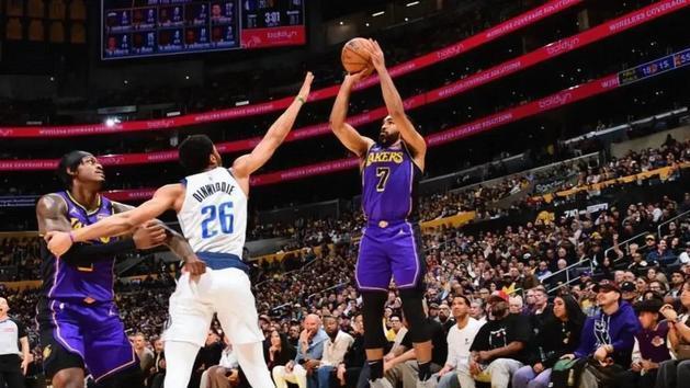 生涯最强一战，湖人负雄鹿，布朗尼17分全队最高，字母哥28