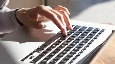 14岁男孩忽然发现单亲母亲正在与一名男子聊的热火朝天，于是果断报警，民警：好样的