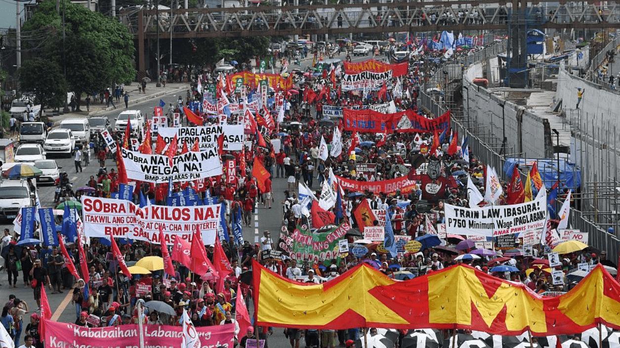 160万人街头抗议，菲律宾想示弱中国？专机直抵厦门，日本已站队