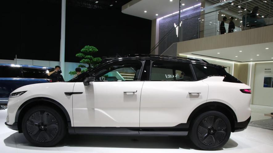 后驱也能更稳健？这款纯电SUV好开好用，副驾还有小桌板