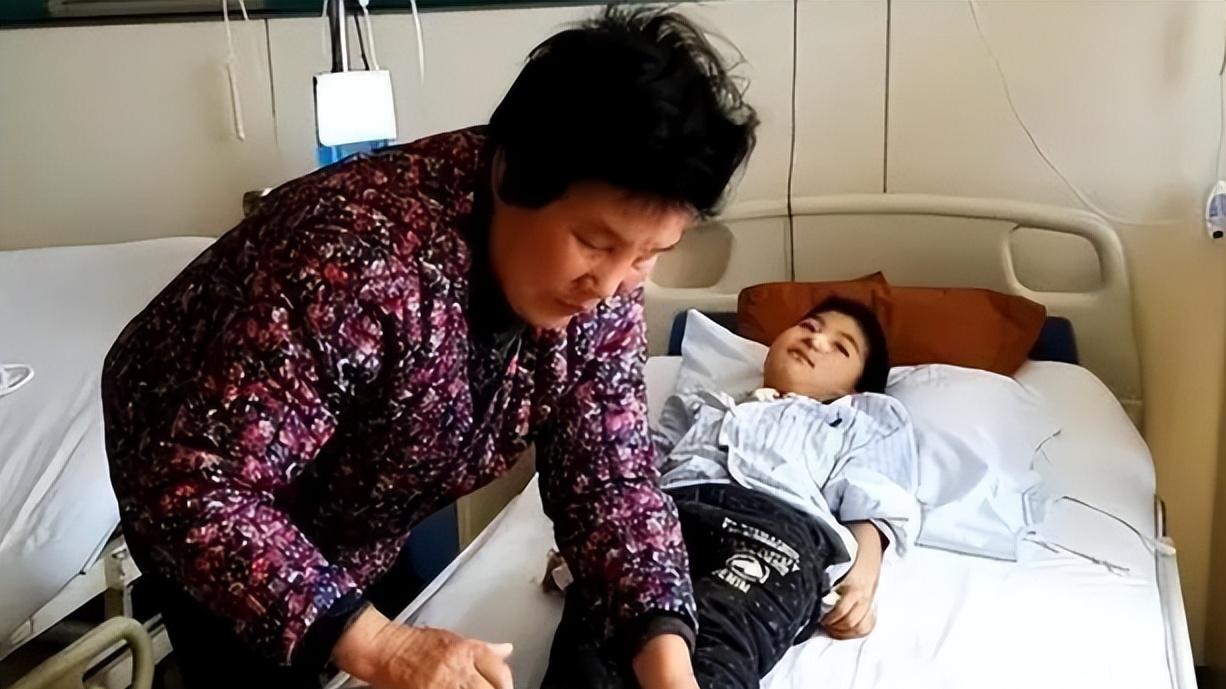 河南男童被狗咬断喉咙，狗主人跑路，奶奶上街乞讨