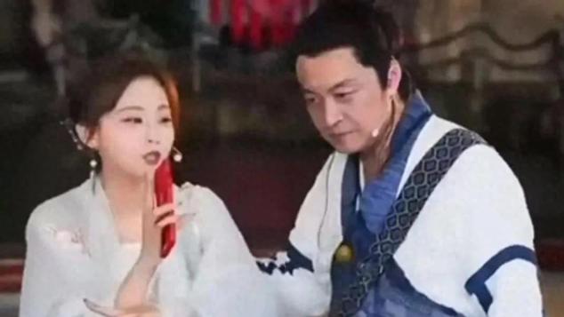 63岁马景涛，直播cos张无忌时晕倒，眼神涣散后脑勺着地