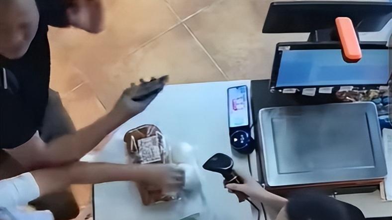 心疼！13 岁男孩制止插队被踹，有正义感没错，别让他傻傻硬碰硬！