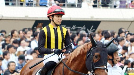 惊魂瞬间！赛马失控撞向栅栏，惊险摔出赛道外！