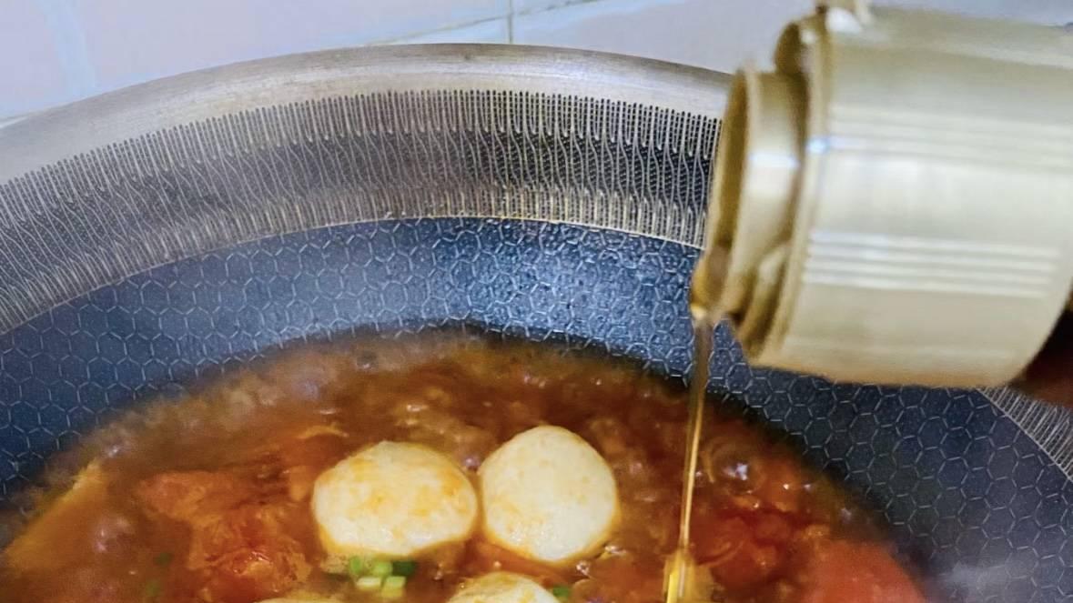 酸甜开胃：家庭版蕃茄鱼丸粉丝汤，温暖每一餐！