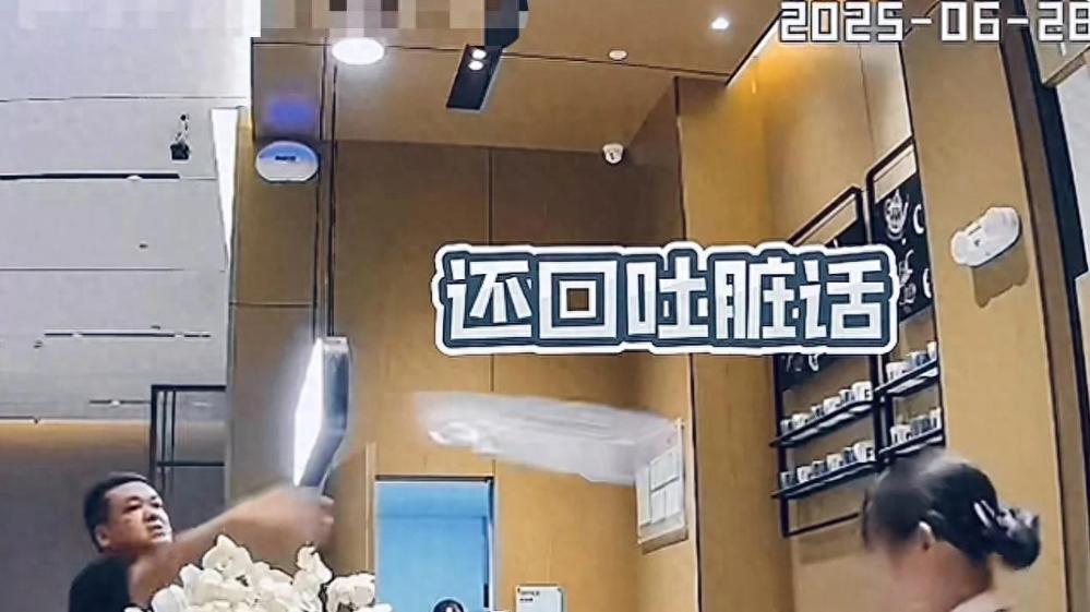 醉汉借伞砸伤前台拒和解 酒店股东施压反被全网唾骂