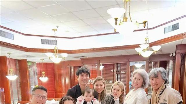 林子祥儿子携妻女与父亲在马来西亚旅游，64岁叶倩文罕见同框！