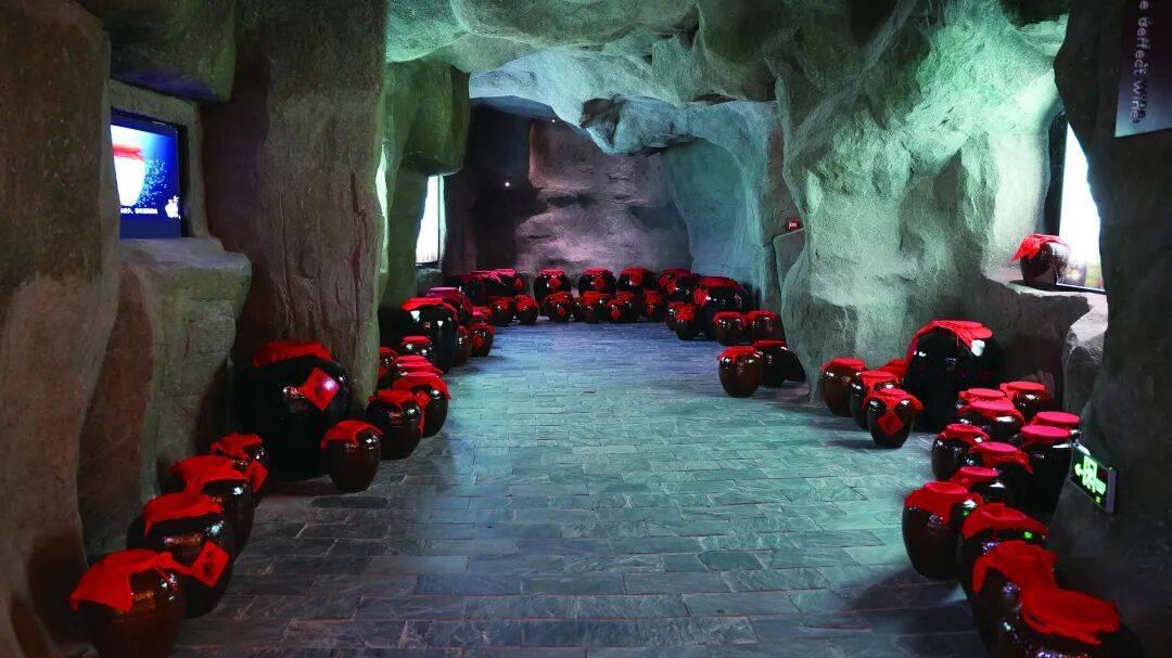 在这里，零距离体验黄鹤楼酒洞酿洞藏的奥秘