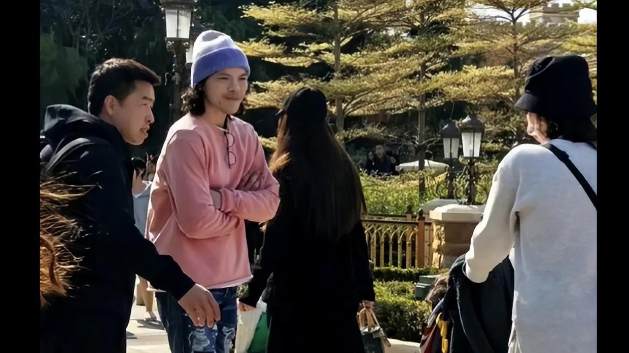 郭碧婷带娃香港街头现身，豪门生活真伪之谜，神秘婆婆究竟藏了啥