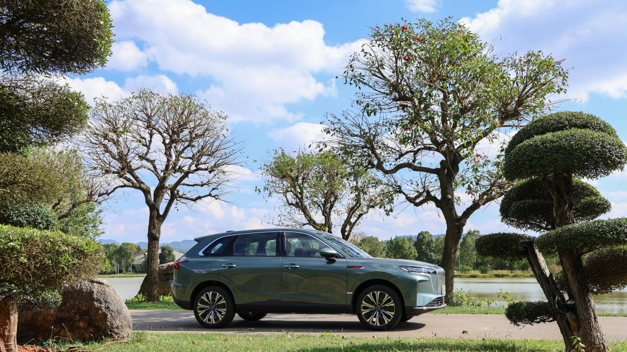 云南弥勒深度试驾红旗HS6 PHEV：全能大五座SUV的极致体验