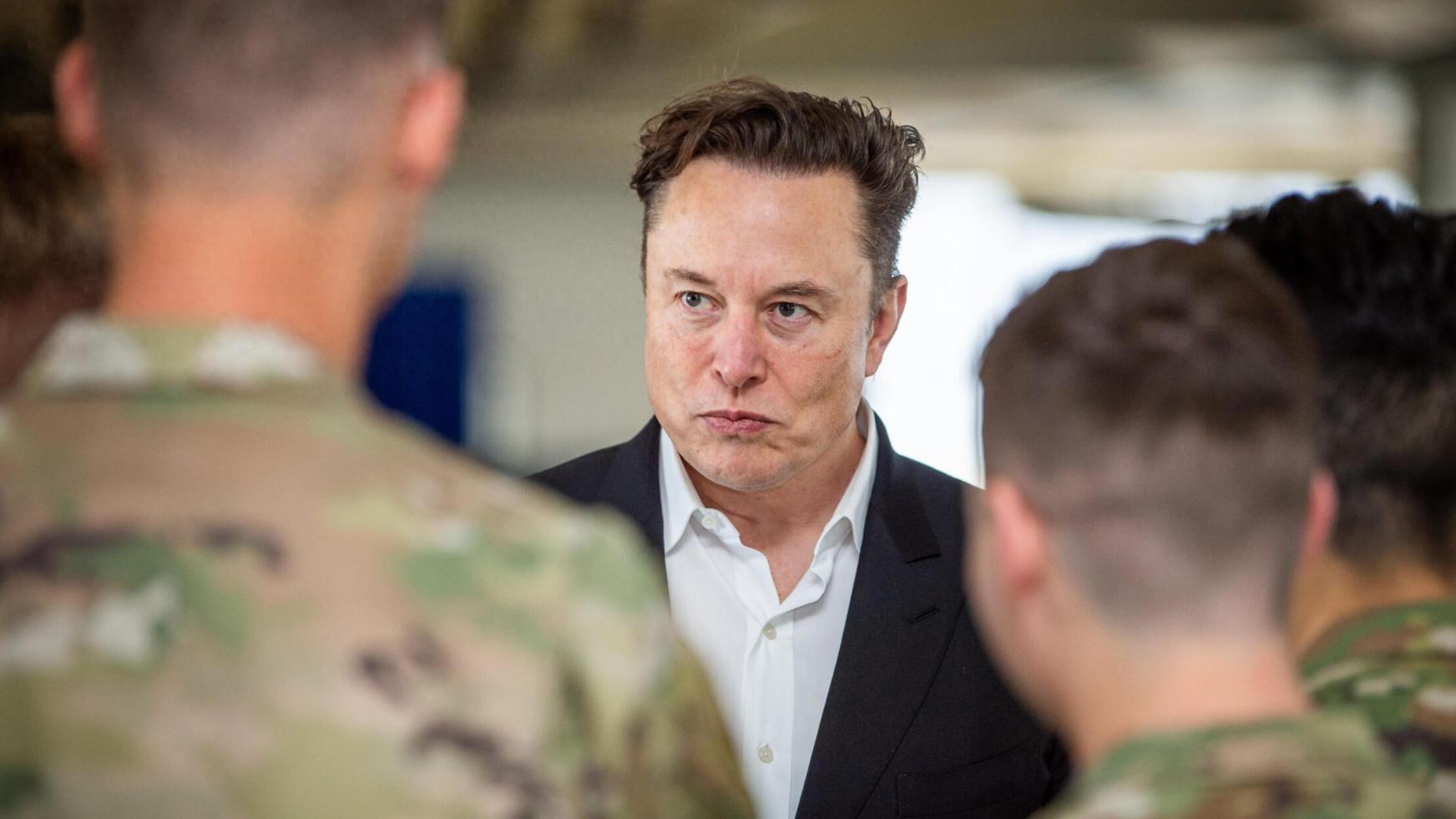 马斯克不淡定了，拿出千亿美元硬刚特朗普！