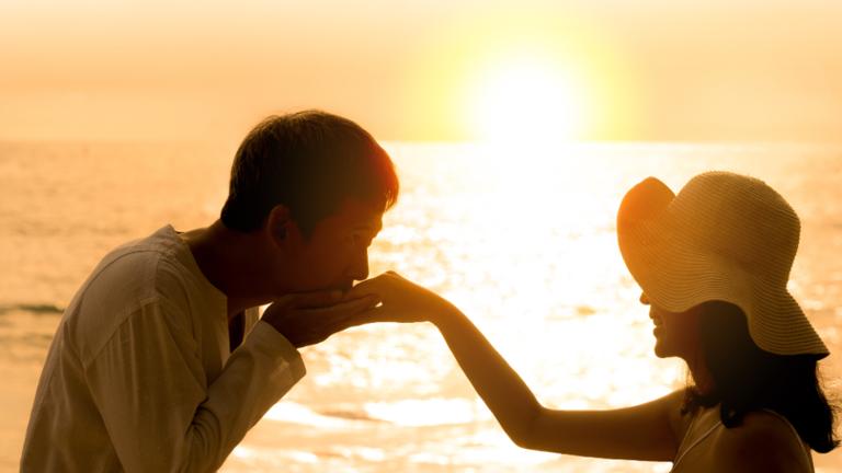 研究了306对夫妻后发现：能过到老的，都是“玩得到一块”的搭子