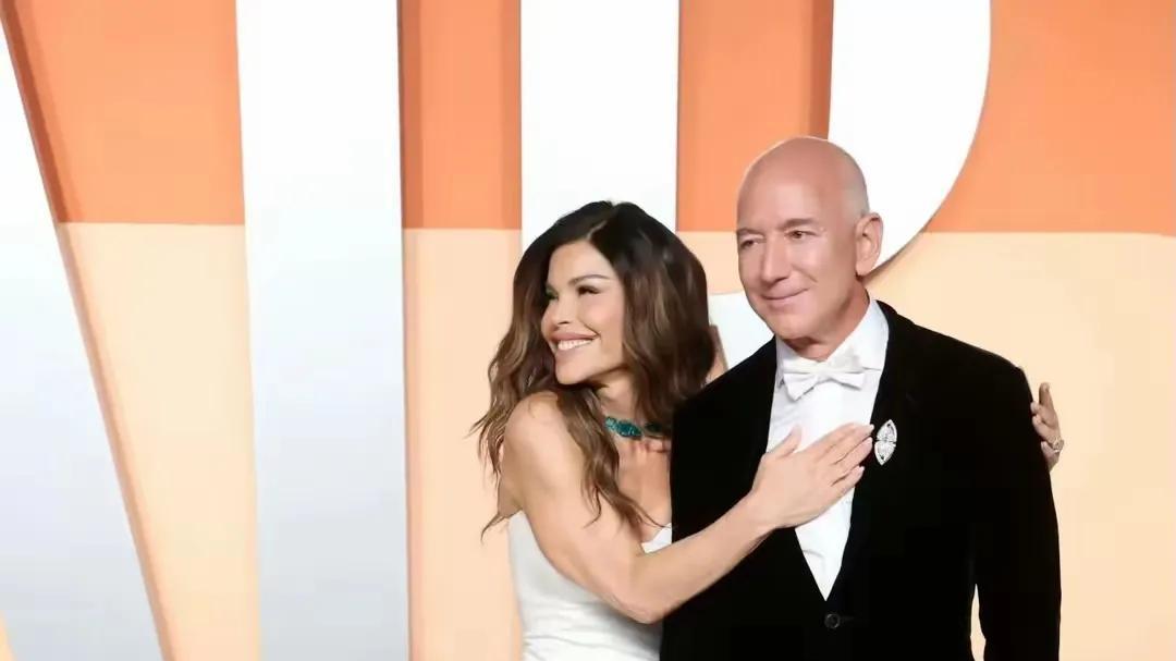 贝佐斯不装了！刻意冷落女友，同框时一脸不耐烦，桑切斯逼婚失败