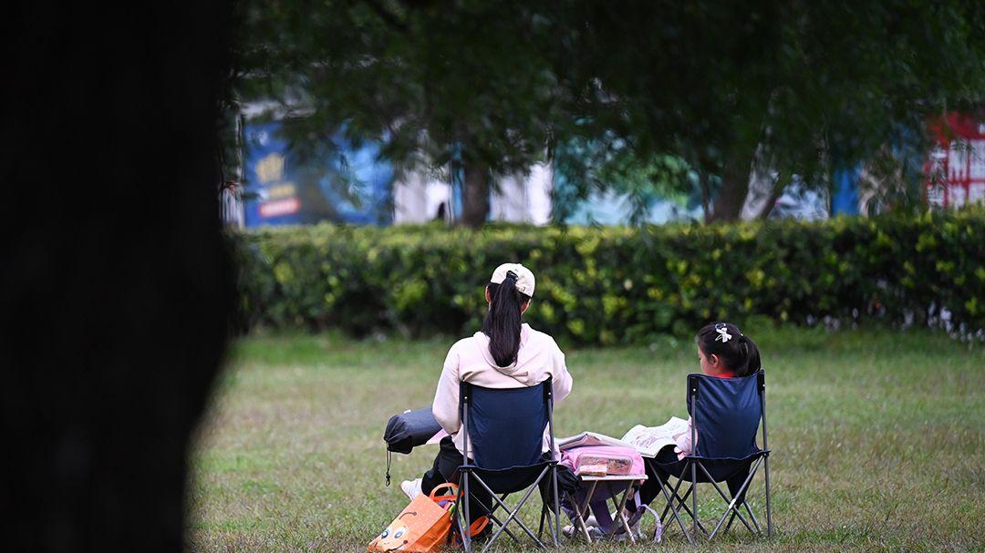青岛汇泉广场前海大草坪：秋意里藏着城市慢时光