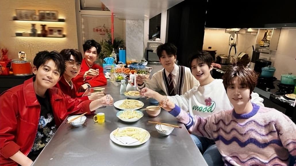 看懂0713春晚下班后去苏醒家聚餐，才明白陈楚生苏醒等艺人有多好