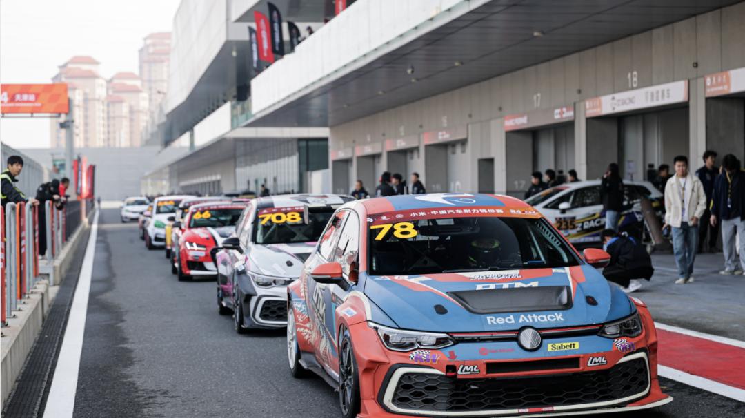 北京WingsRacing翼宿车队杨杨/余双强势夺杆