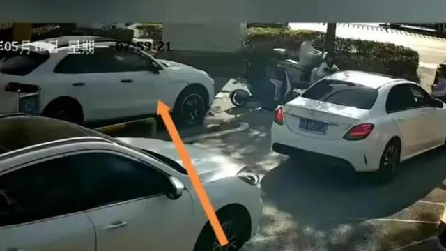 湖北保时捷撞人后续：路人发声，女司机身份被扒，淡定下车惹众怒
