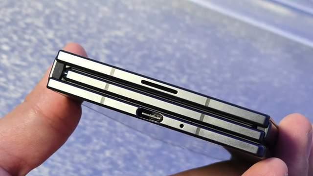 黑框+G字型折叠方式，最新三折叠发布，竞争力不够，小米或破局