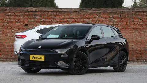 9 万级纯电轿跑，却全系翻毛皮+激光雷达？这车怎么选？