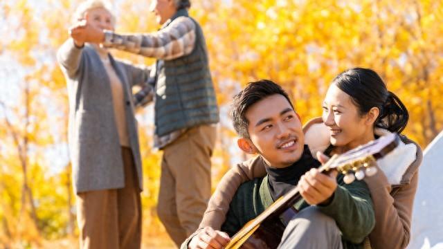 我退休金5000去给儿媳带孩子，儿媳却不让我住家里，儿子：为你好