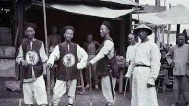 和珅临终前叮嘱隔壁狱友：你死不了，出去后帮我办一件大事