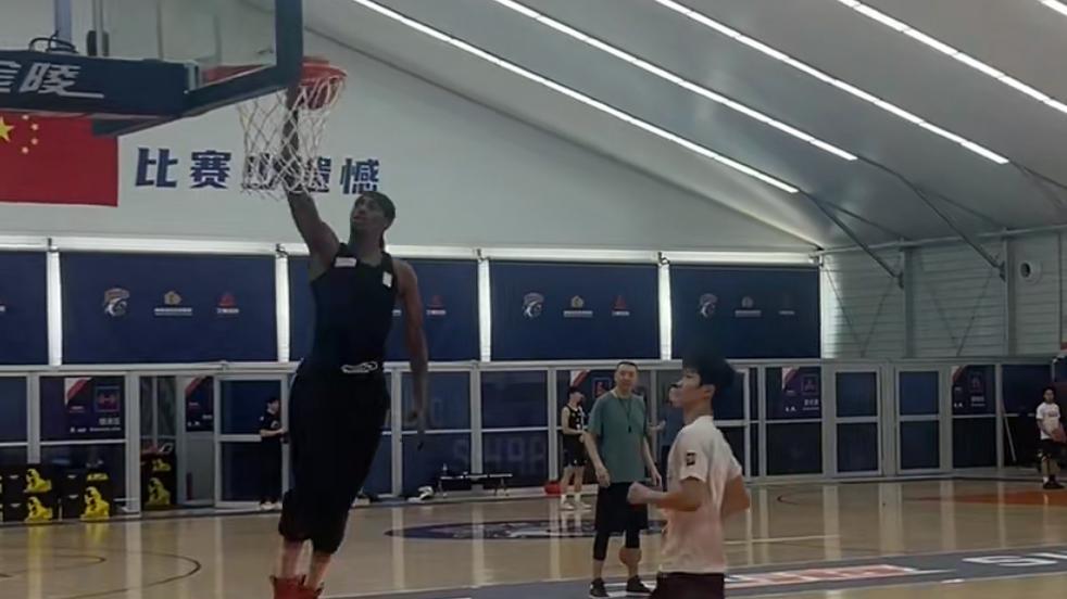 广东对手完成补强，“1米98锋线”正式到位！