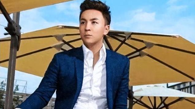 为什么释小龙多年不拍戏，却有花不完的钱，网友：你瞅他爸是谁
