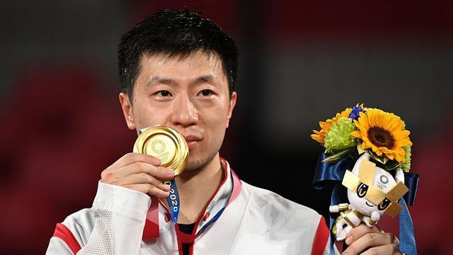 乒协代表大会，马龙站最左边角落，王励勤在中间C位，刘国梁消失