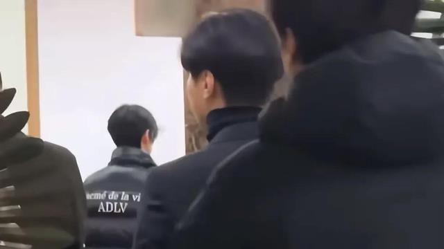 久未露面的男神元彬现身灵堂送别金赛纶，帅气依旧就连背影都好看