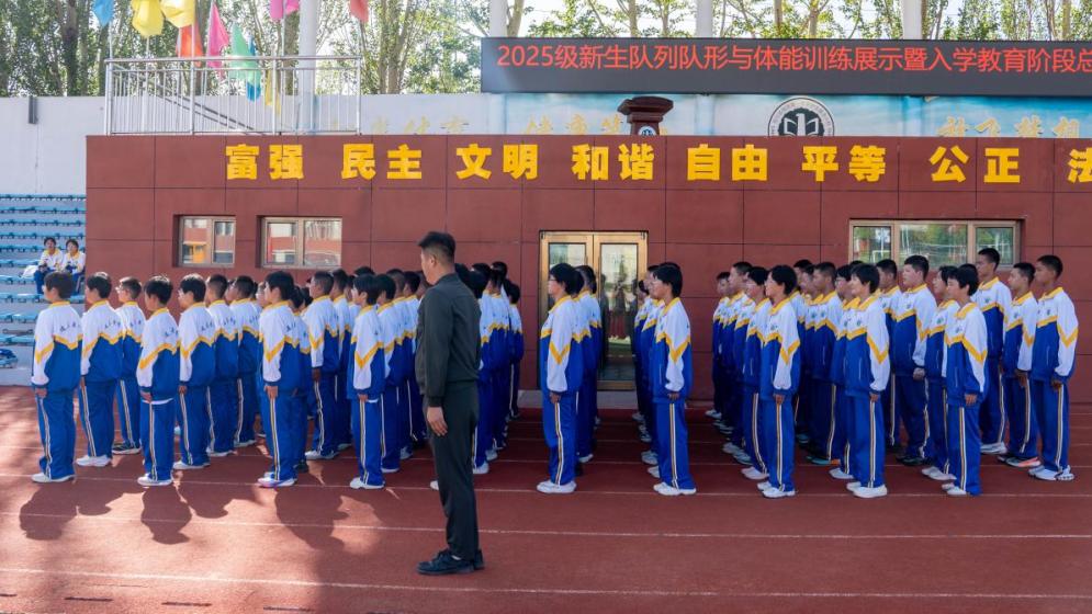 鄂尔多斯市一中分校2025级新生入学教育综合训练圆满落幕 汗水铸就成长 迷彩辉映青春