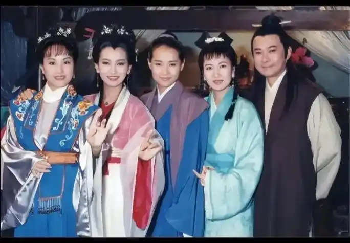 许仙是个不讨喜的角色，为什么女扮男装的叶童大受欢迎呢？