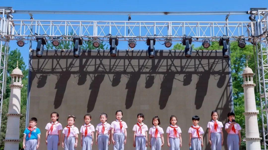 万泉小学一年级 506 名学生光荣入队，奏响红色成长乐章