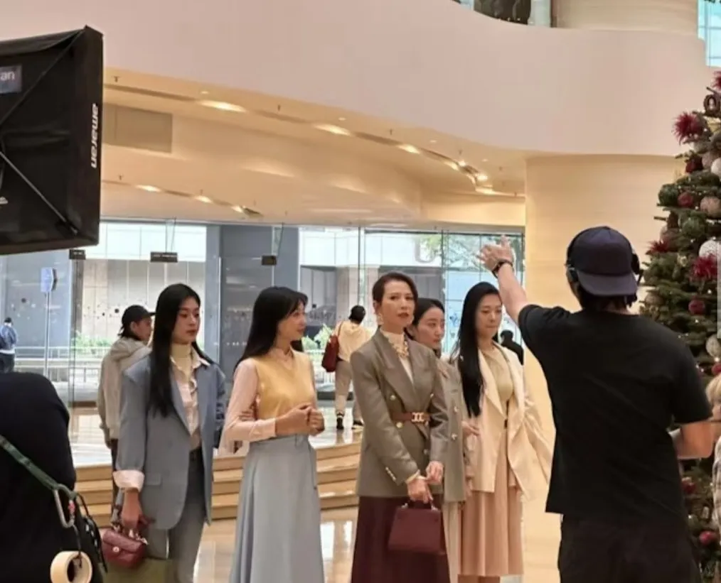 51岁蔡少芬香港商场被偶遇，生图卡粉有法令纹，美的真实又自然！