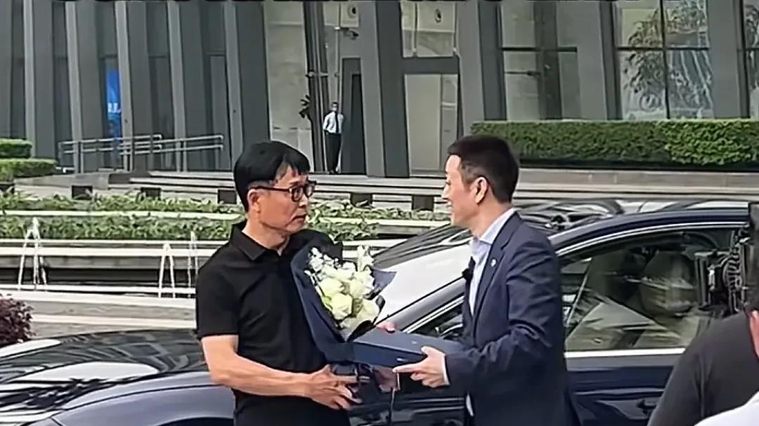 李斌上门交付全国第一辆蔚来ET9，车主是方洪波，两人是安徽老乡