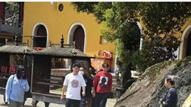 胡歌为何携女三次登九华山祈福？这三件事至今难忘怀！