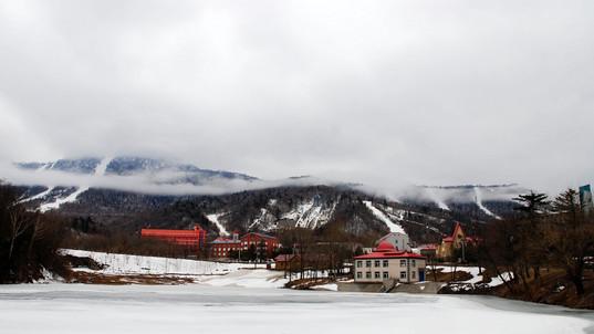 哈尔滨10月飘雪引热议：南北温差30℃的奇妙对比
