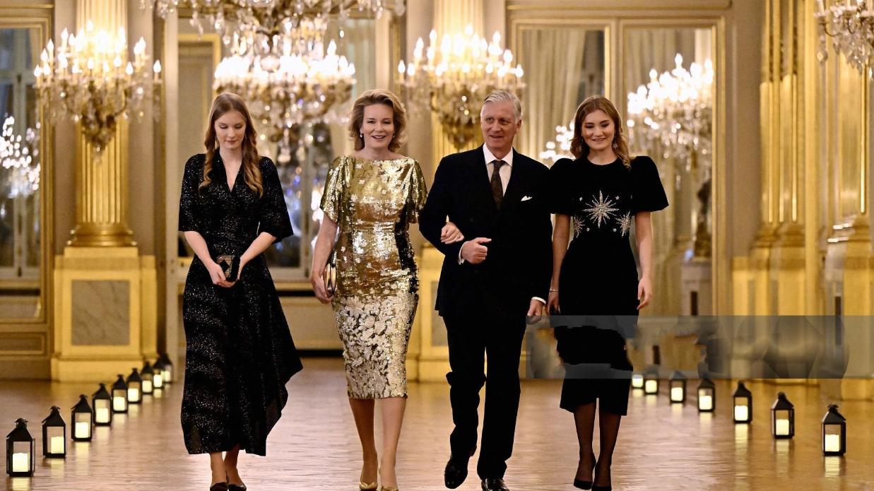 比利时国王夫妇听圣诞音乐会！玛蒂尔德金裙闪耀，女王储腰肢纤细