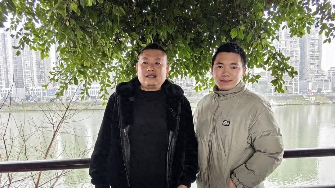坠入江中的私家车，危在旦夕的三条生命牵动着所有人的心。两位平凡英雄的挺身而出，让这一幕充满了温情与感动。