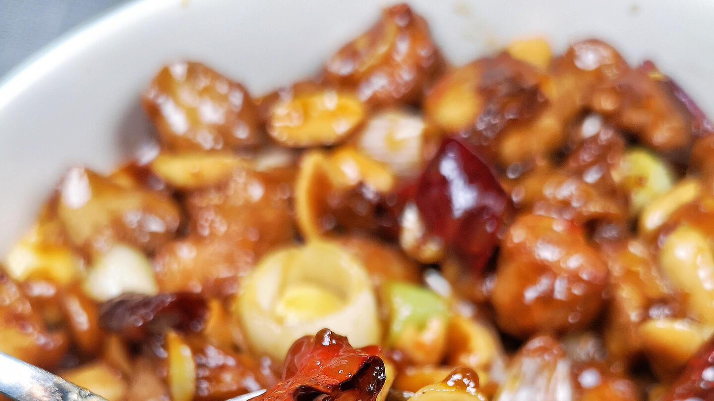 宫保鸡丁：一道让你秒变大厨的家常经典！