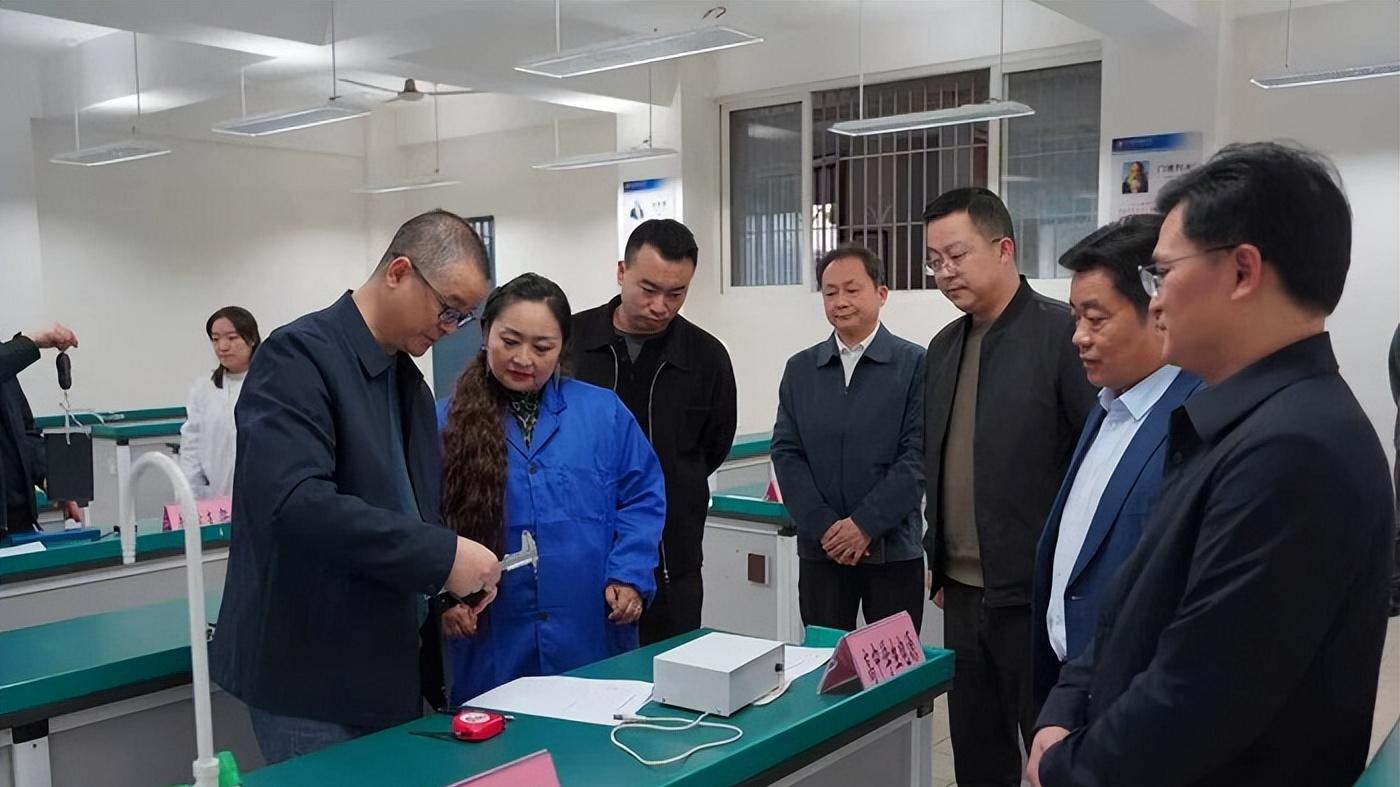 省教育装备中心到巴州区开展专项监测