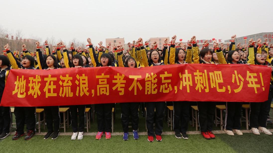 河南今年高考卷麻了，700分以上108人，文理600分5.17万人超江苏