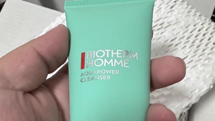 敏感肌洗面奶怎么选？2025温和洁面新趋势，告别刺痛安心修护