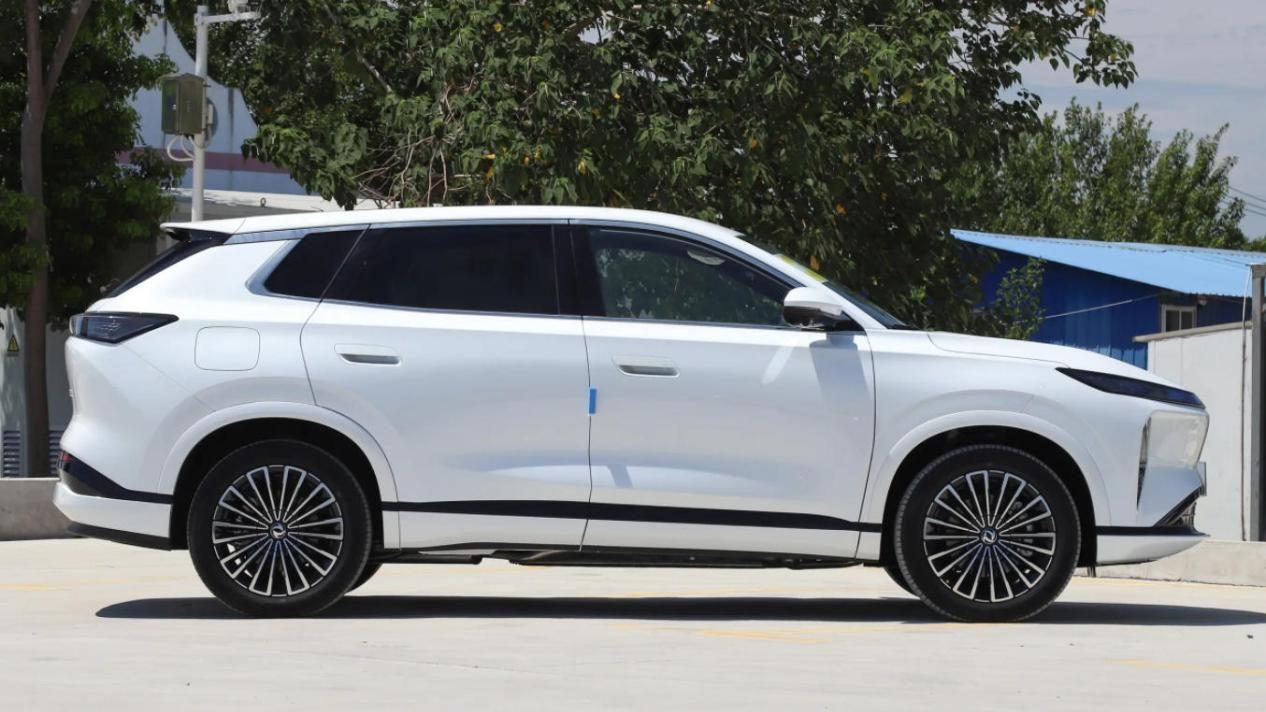 东风风神L8 PHEV对比理想L8，15万级对35万级的越级挑战